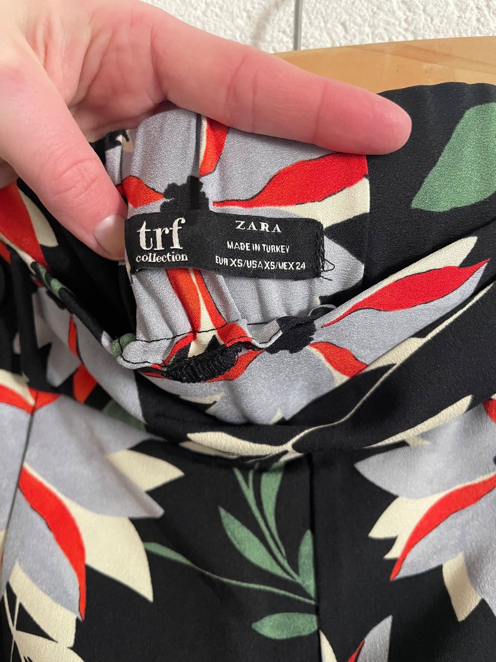 Zara Hosen: Pantalon Zara Motifs – Gebraucht aus Neuchâtel von Enoemis_ 2