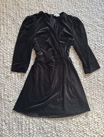 ELEGANTES SAMTKLEID MIT GLITZERPUNKTEN