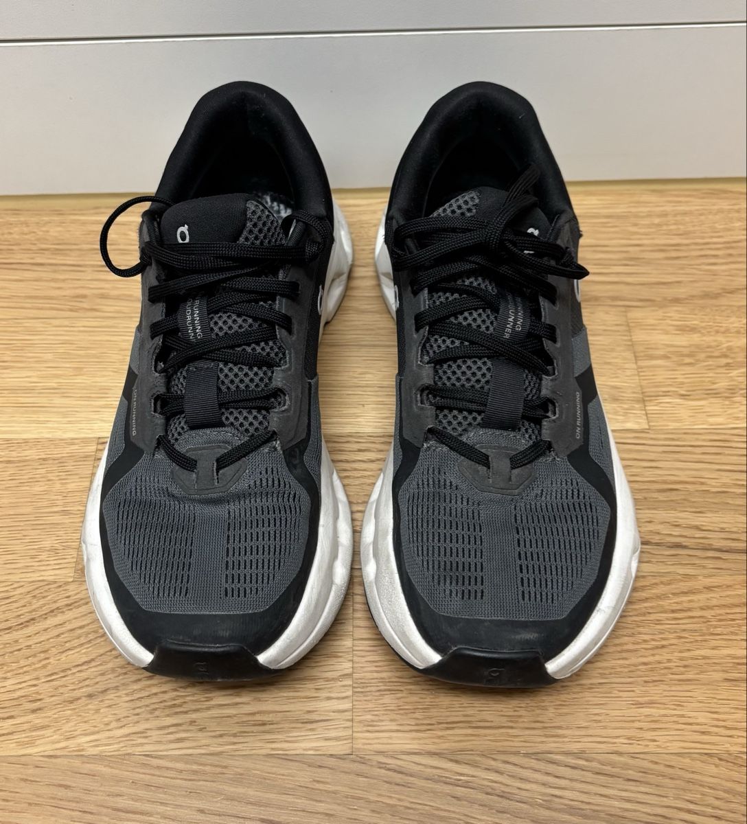 On Scarpe da donna: Damen Laufschuhe On Cloudrunner 2 Eclipse/Black EUR 37.5 – Usato da Siebnen venduto da Niki126