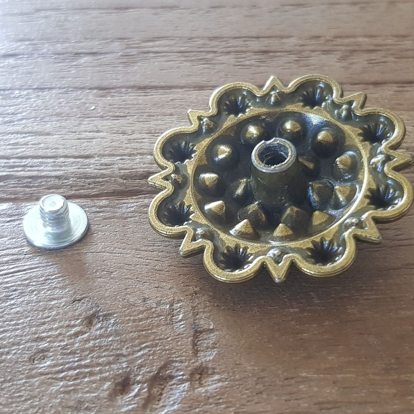 Spille & Fermagli: Western Concho (35x35mm) – Nuovo e nell'imballaggio originale da Menziken venduto da Zyropa 1