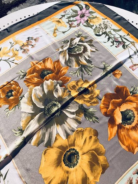 Foulard & Sciarpe: Wunderschöner Seidenfoulard, Olive/beige mit bunten Blumen – Usato da Herrliberg venduto da els_r8qb 3