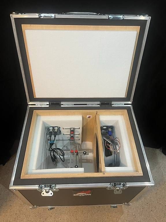 Musikinstrumente: Box Of Doom - iso cab guitare – Gebraucht aus Vullierens von dro_bs22 1