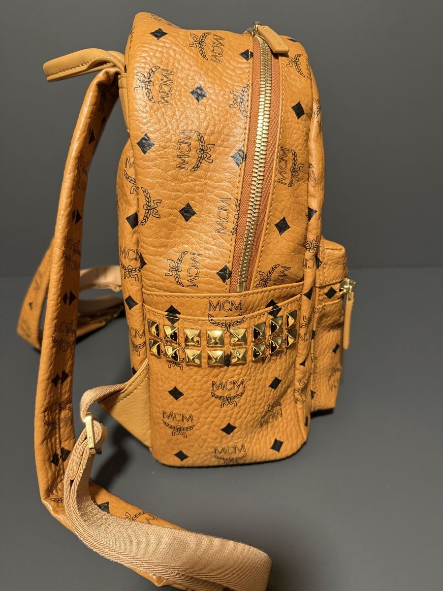 Mcm Zaini: MCM Stark Rucksack in Cognac mit Nieten – Nuovo (secondo la descrizione) da Zollikofen venduto da Danijela1983 6