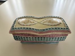 Dose Porzellan Korbschale verziert mit Blumen und Goldmuster