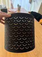 NYMÖ / SCHWARZER LAMPENSCHIRM MIT MUSTER VON IKEA