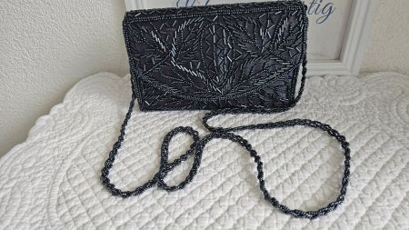 Elegante Abendtasche mit Perlen bestickt Nachtblau 18x12cm
