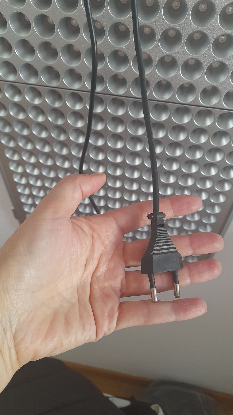 Attrezzature mediche: Pannello a LED per terapia della luce rossa - Ottimo stato – Usato da Lugano venduto da ann_5w7n 3