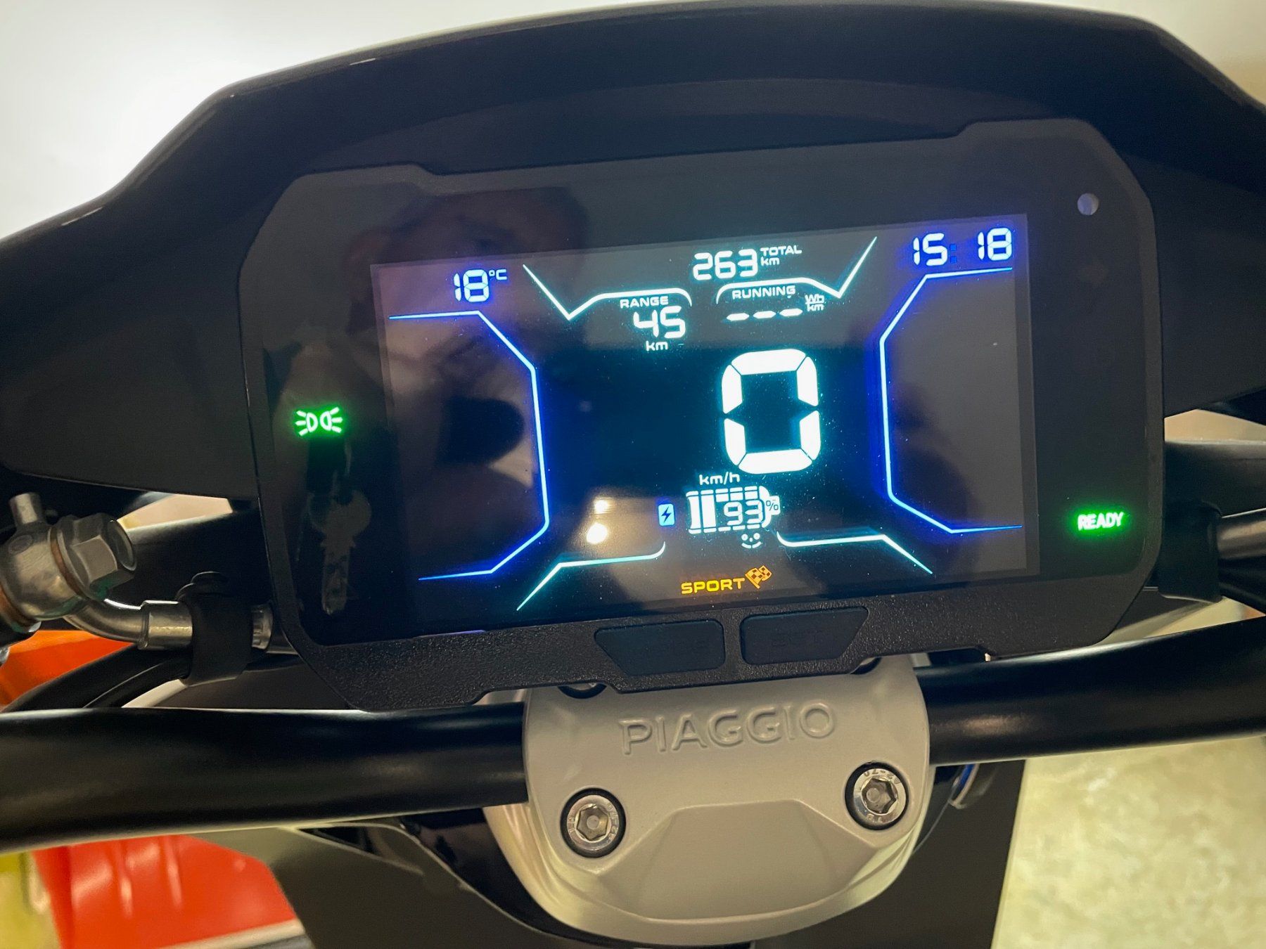 Veicoli elettrici: Neuwertiger Piaggio E-Roller Active 1 – Usato da Gockhausen venduto da Robair 2