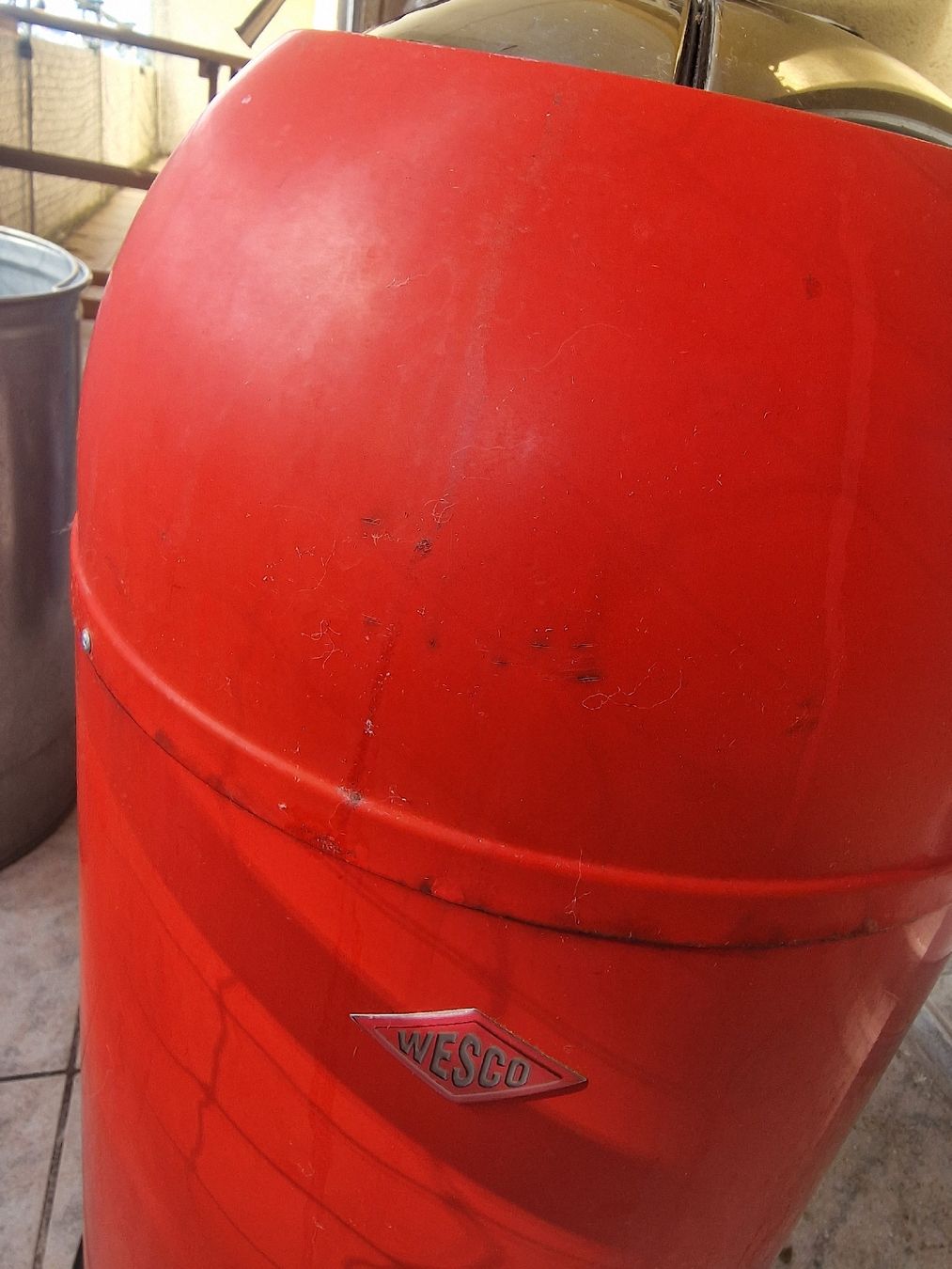 Wesco Cestini per rifiuti: Rotes Mülleimer/ red trash can – Usato da Zürich venduto da vbrioschi 1