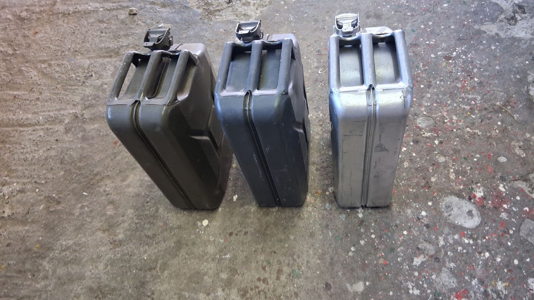 Armée suisse Bidons d’essence: 3x 20l Kraftsoffbehälter Armee – D'occasion à Wolfenschiessen par 2-stroke-garage 1