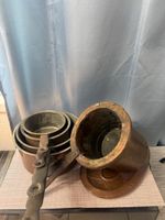 Konvolut 6 alte Kupfertöpfe mit Platte – dekoratives Set