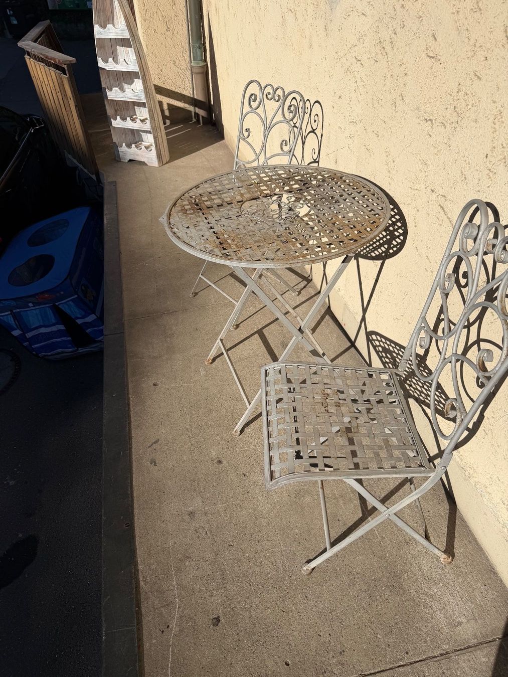 Set di tavolo e panche: Gartentisch mit 2 Klappstühle – Usato da Ebikon venduto da Berku