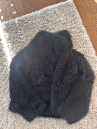 Warme, schwarze Felljacke - perfekt für den Winter!