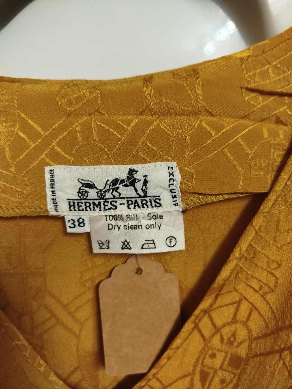 Tuniche: Blouse Hermes – Usato da La Chaux-de-Fonds venduto da Emmaus2300CDF 2