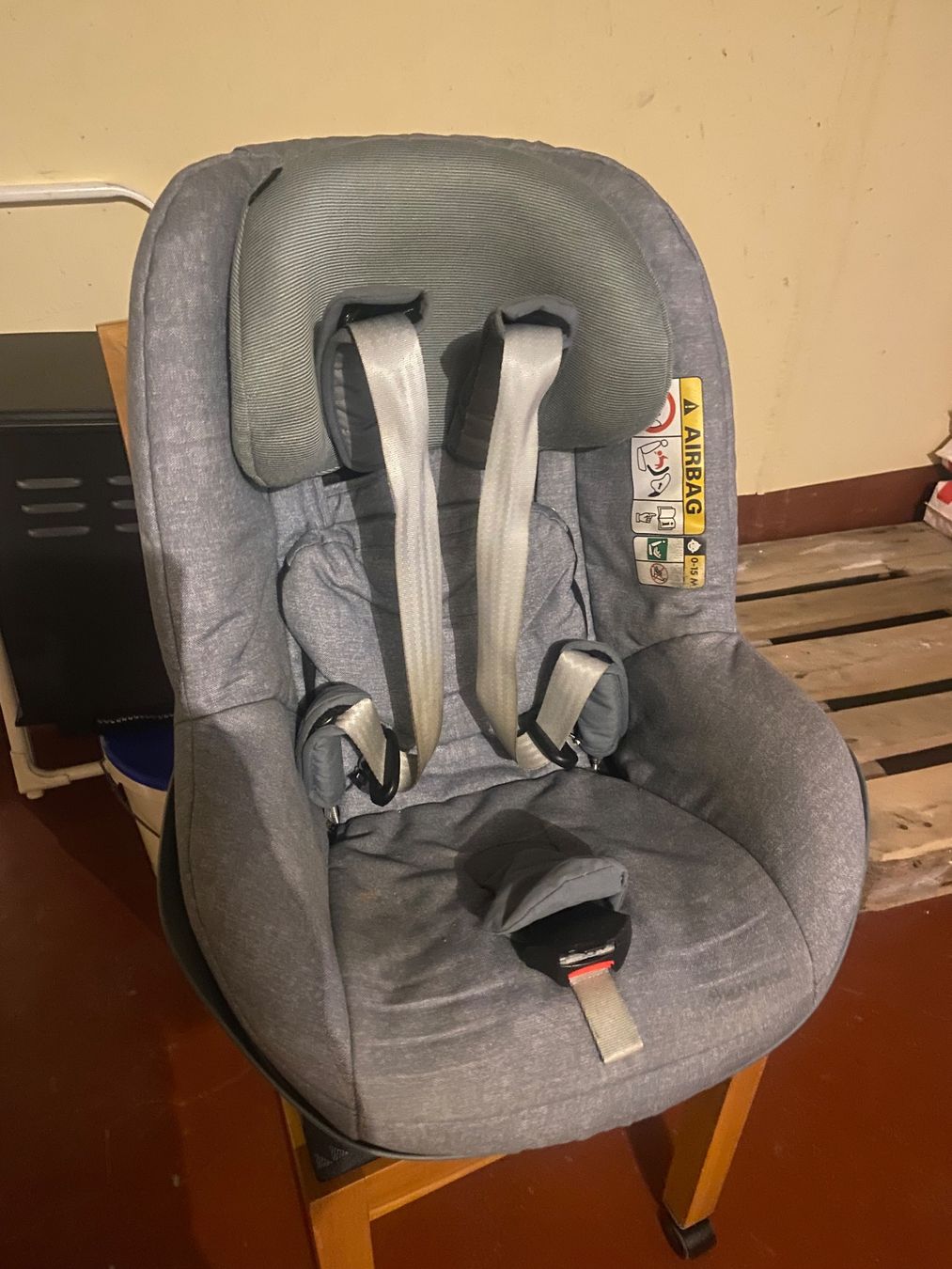 Maxi-Cosi Seggiolini per auto: Maxi Cosi Kindersitz, Grau, two way pearl – Usato da birrhard venduto da Nosara7