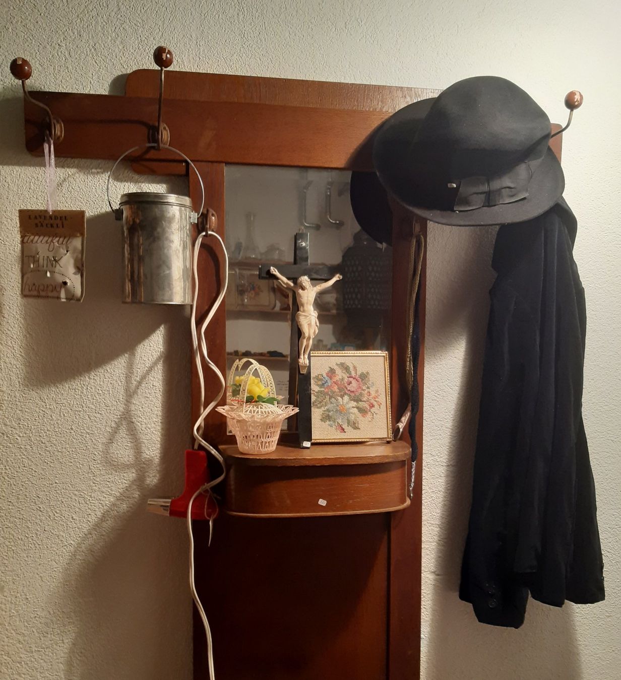 Garderobe: Antike Garderobe mit Spiegel – Gebraucht aus Luzern von zwe_8vwf 1