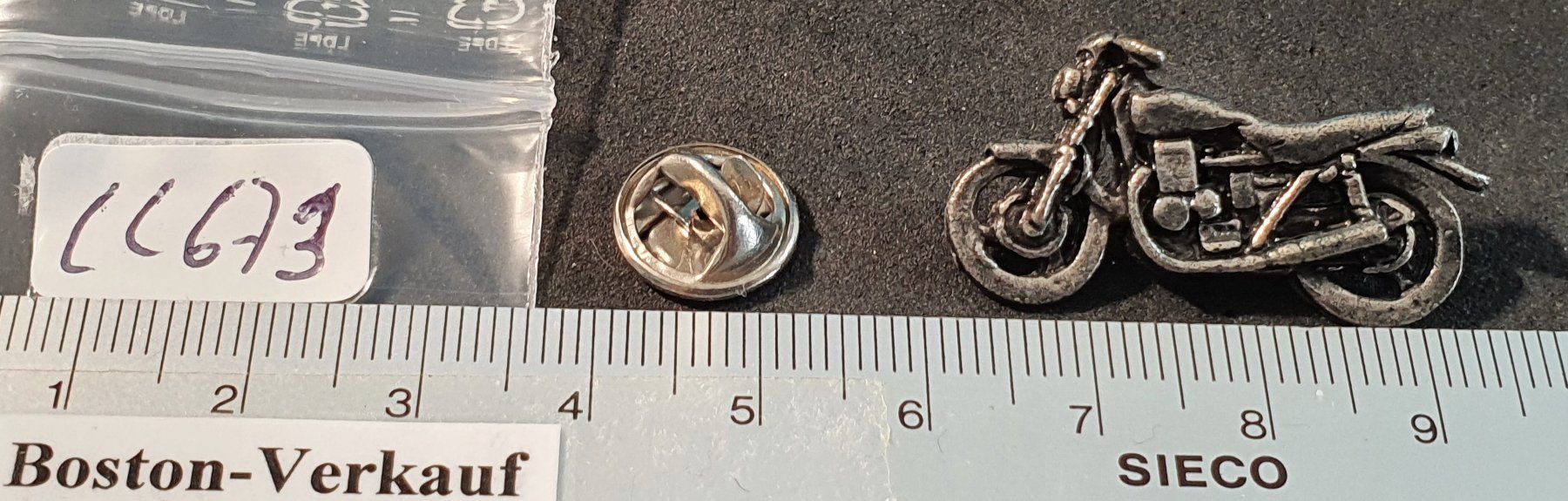 Plaketten & Abzeichen: CC673 - Pin 3D Motorrad – Gebraucht aus Reinach BL von Boston-Verkauf 3