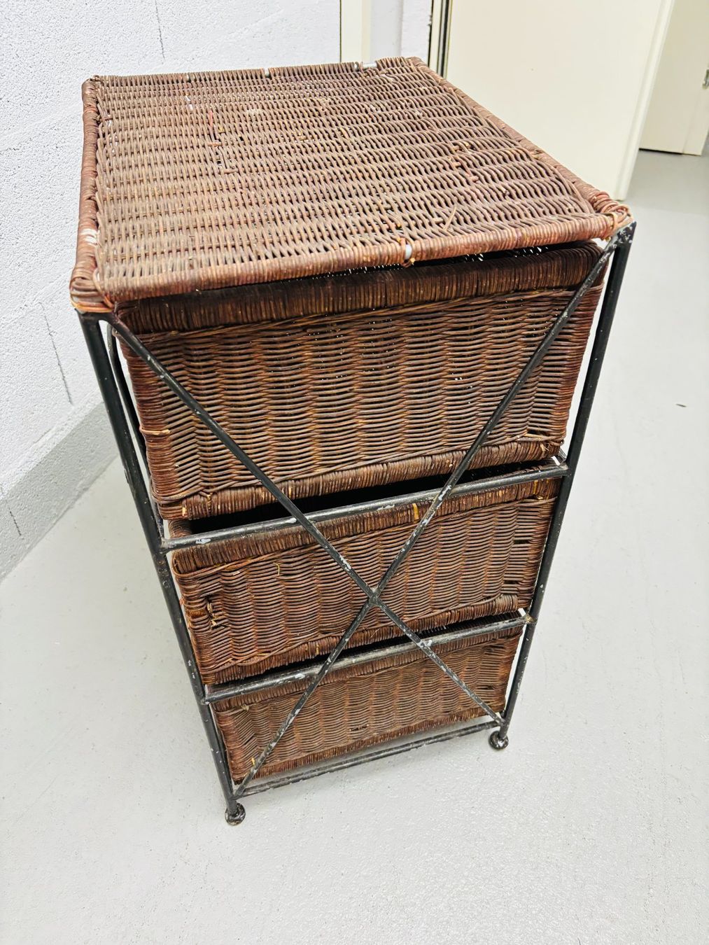 Schränke: Commode bohème à 3 tiroirs en rotin avec structure en fer – Gebraucht aus Clarmont von sil_59s9 4