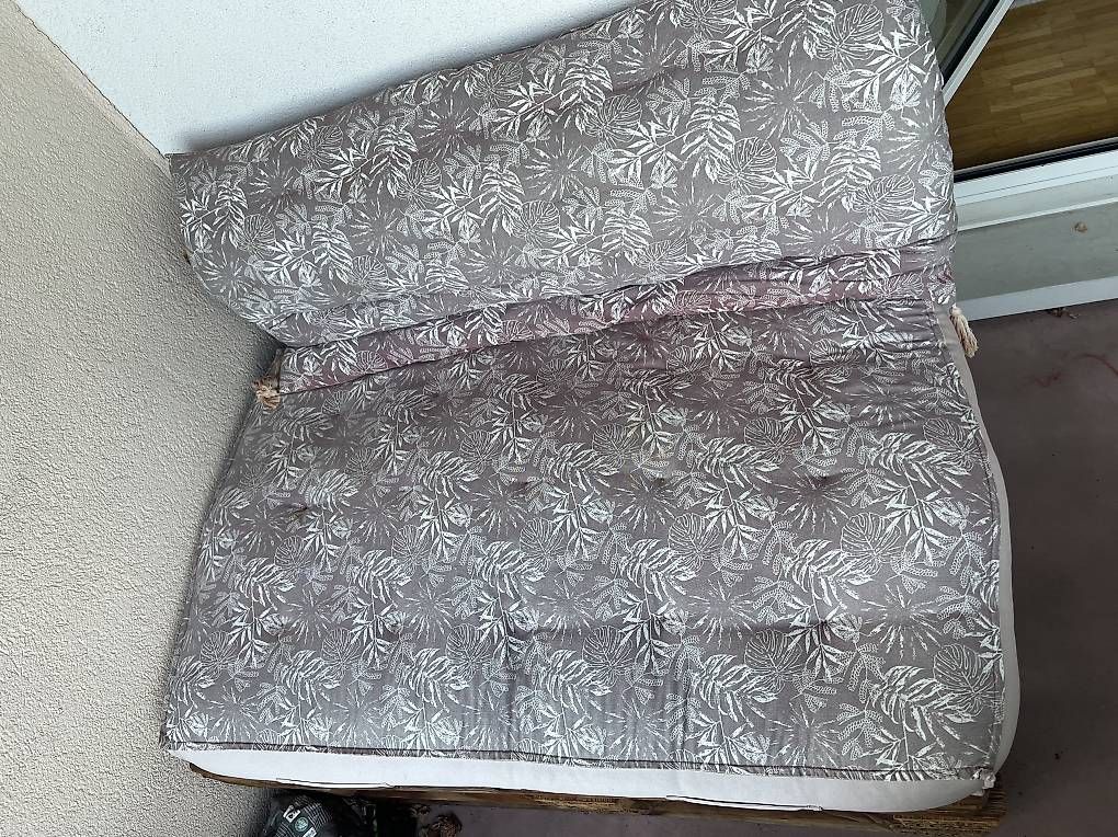 Sofas: Canapé 4 palettes – Défectueux à Münchenbuchsee par buchsiborder 1