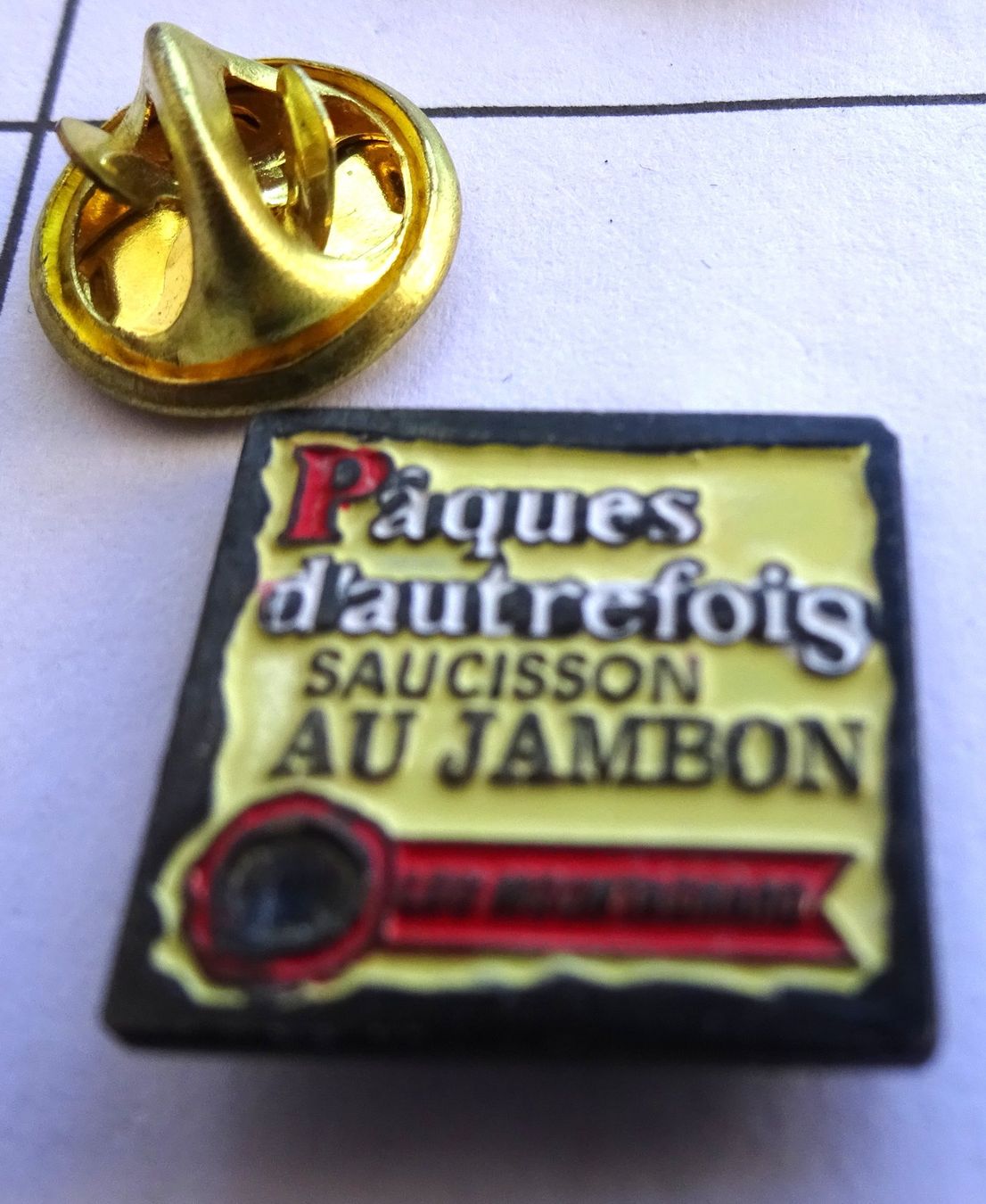 Placchette & Badge: Pin  PAQUES d autrefoig SAUCISSON  Au Jambon – Usato da Utzenstorf venduto da BUtter81