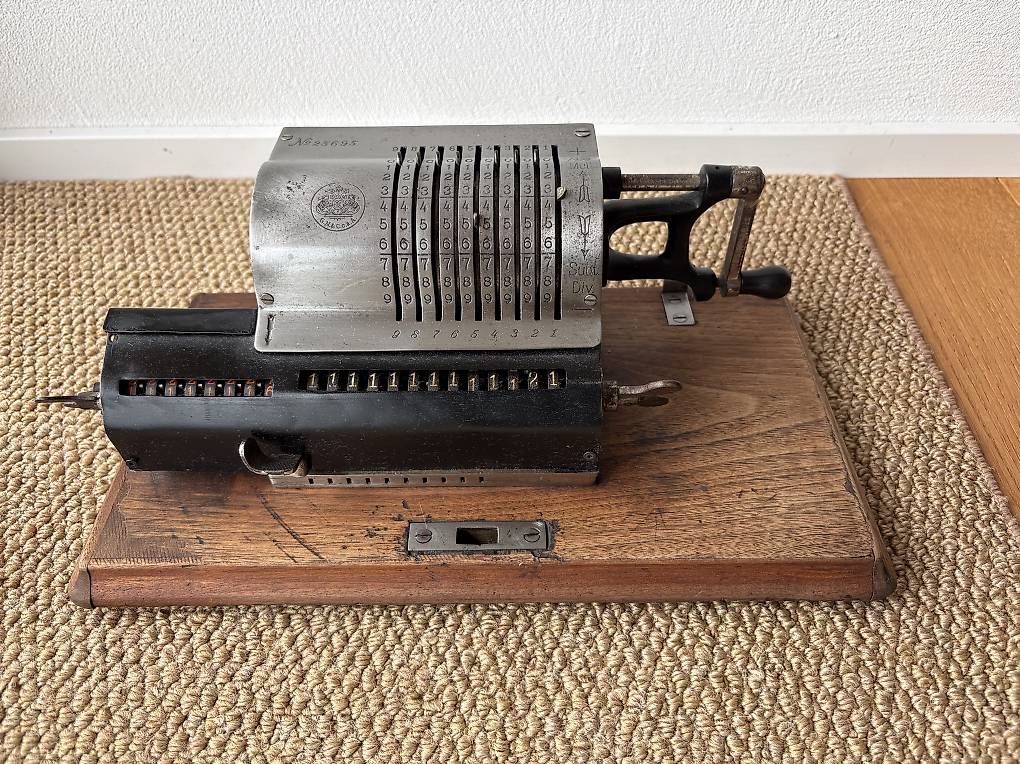 Tutte le macchine: Brunsviga Rechenmaschine - Deko – Difettoso da Buus venduto da Frodo24