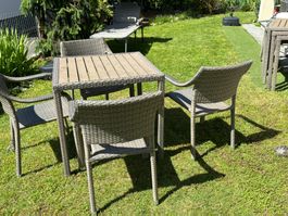 Gartentisch mit Stühlen