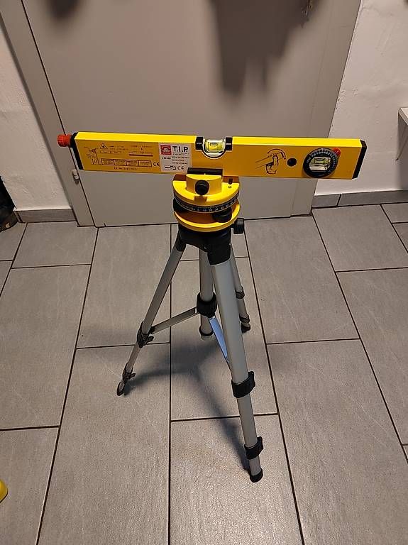 Mesurer: Laser Wasserwaage mit Stativ – D'occasion à Tägerwilen par rhol