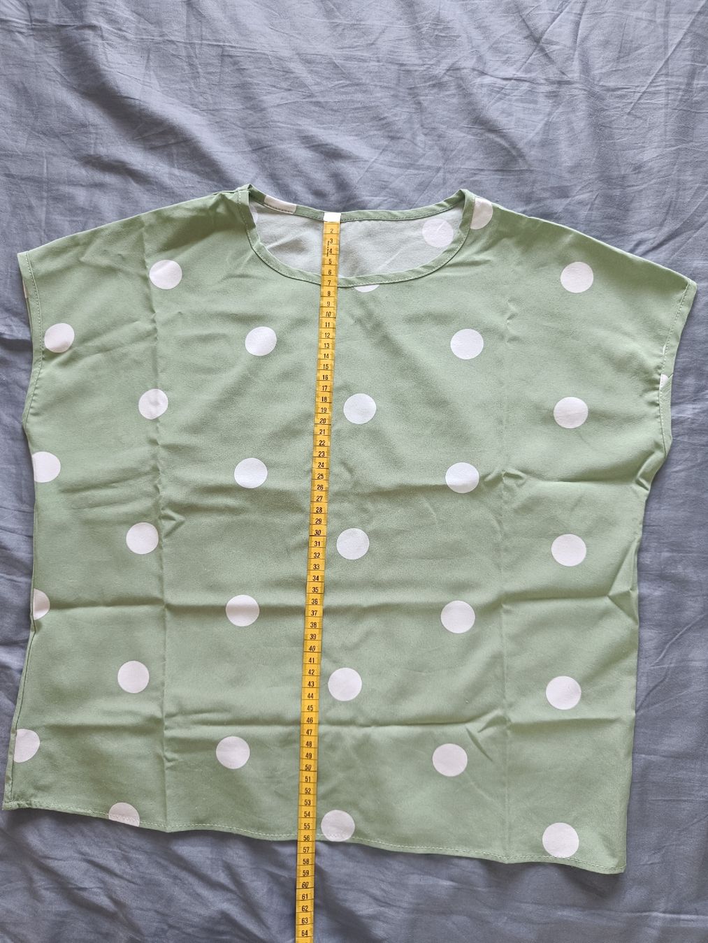 T-shirt: Vintage green polka dot shirt – Usato da Rotkreuz venduto da Prelovedswitzerland 2