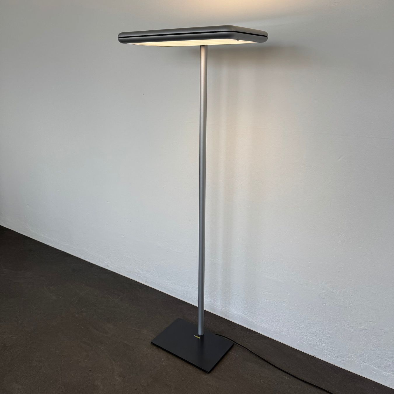 Ribag Lampade: Ribag Uniq Stehleuchte Warmweiss – Usato da Schönenwerd venduto da mcofficeshop 2