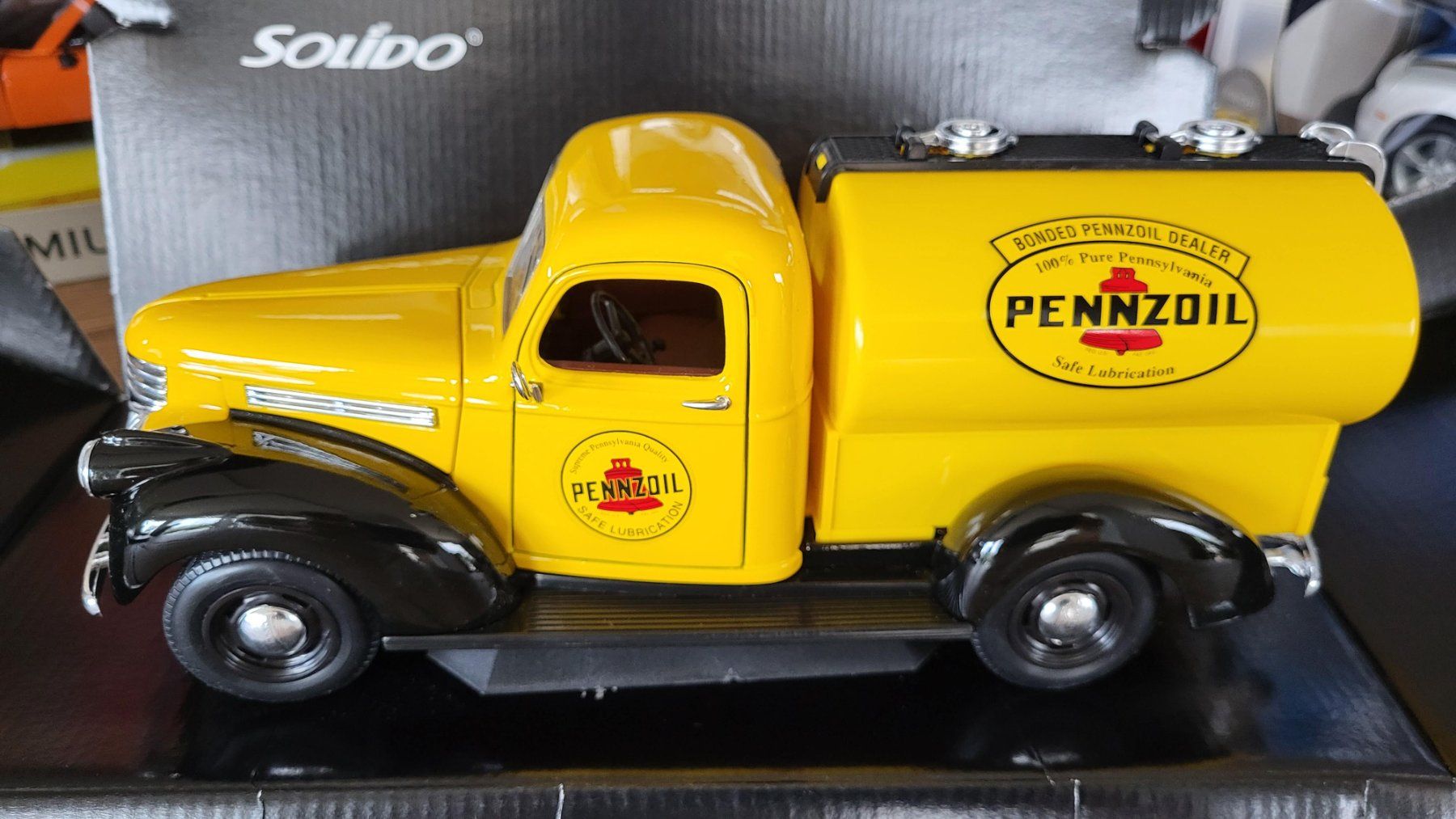 Solido Modellautos: Chevrolet Citerne 1946 1:18 Solido – Gebraucht aus Rothrist von Juana5