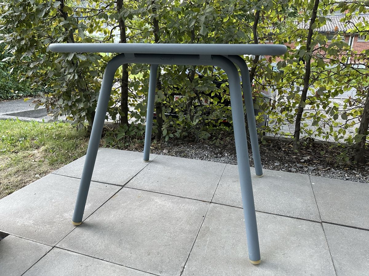 Fermob Tables: Gartentisch Fermob 80x80 – D'occasion à Niederurnen par KEVIN078