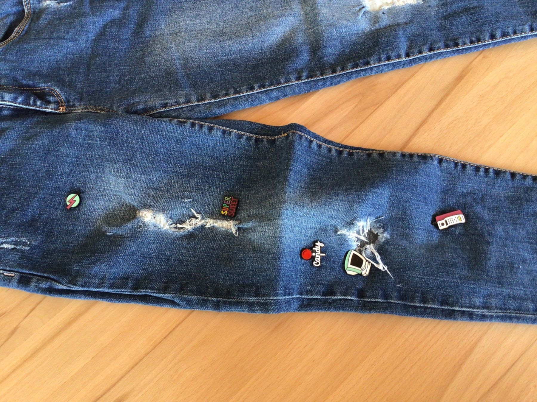 Hosen: Coole Jeans mit Pins verziert, Gr. 140 – Gebraucht aus Schinznach Dorf von Balz1968