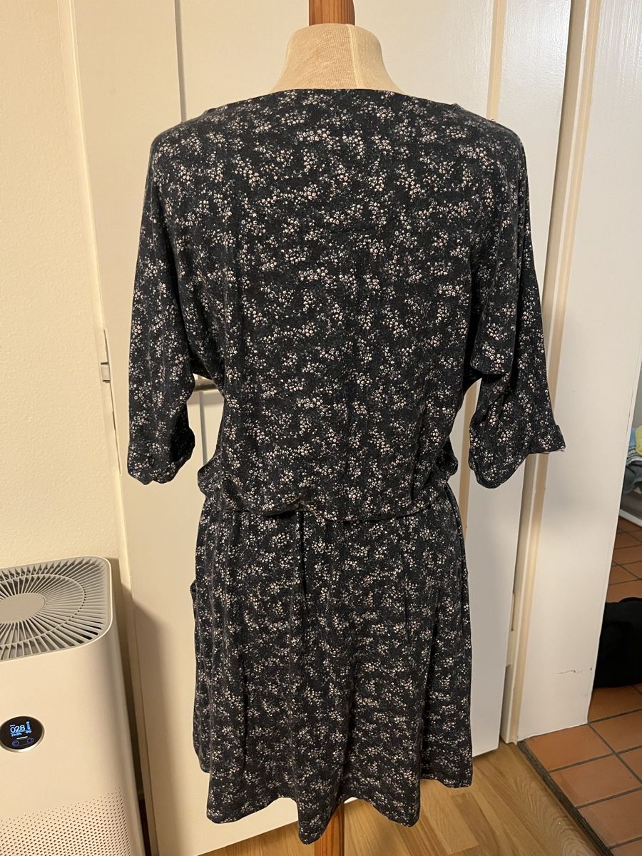 Esprit Kleider: Elegantes Kleid mit Blumenmuster, Grösse S von Esprit – Gebraucht aus Zürich von Brobin 2