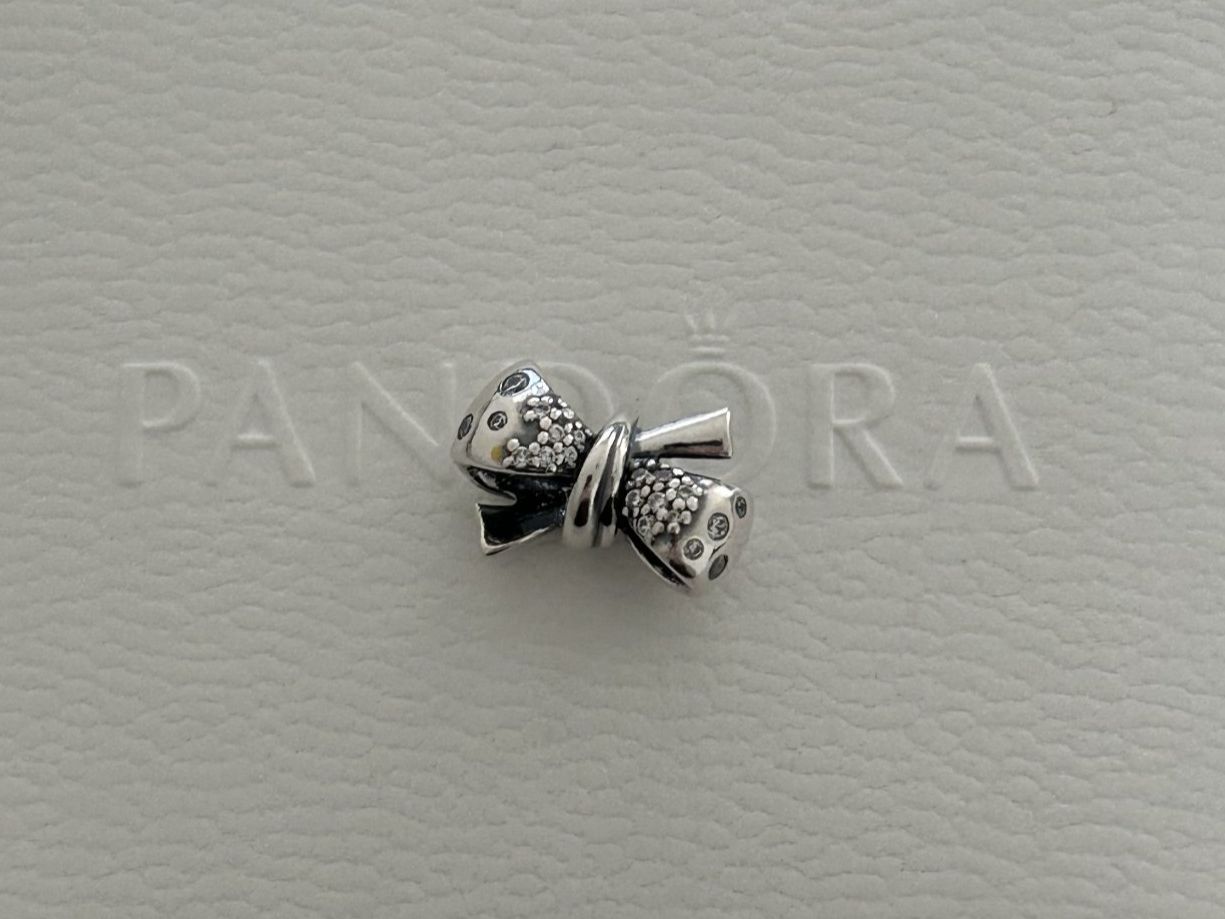 Pandora Ciondoli: Pandora Funkelnde Schleife Charm – Nuovo (secondo la descrizione) da Rheinfelden venduto da Boutique_Luxe