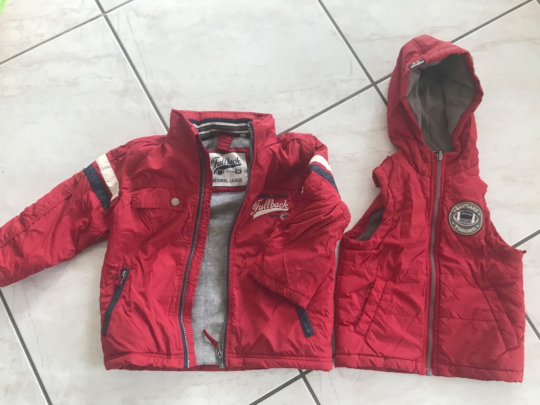 C&A Giacche & Cappotti: Jacke Grösse 104, rot – Usato da St.Pantaleon venduto da frodobi 2