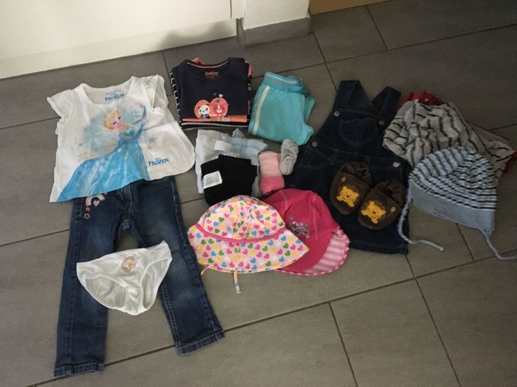 Ensembles coordonnés: Verkaufe ein Mädchen Kleiderpaket 86/92 – D'occasion à Adliswil par rossoelmare 1