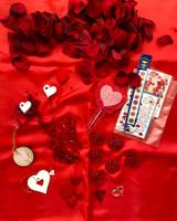 Romantik Deko-Herzen und Rosenblätter