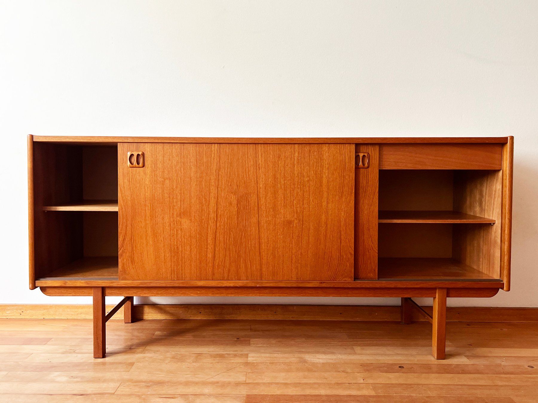 Credenze: Mid Century Danish Teak Credenza – Usato da Basel venduto da Josy_Baker_1906 2
