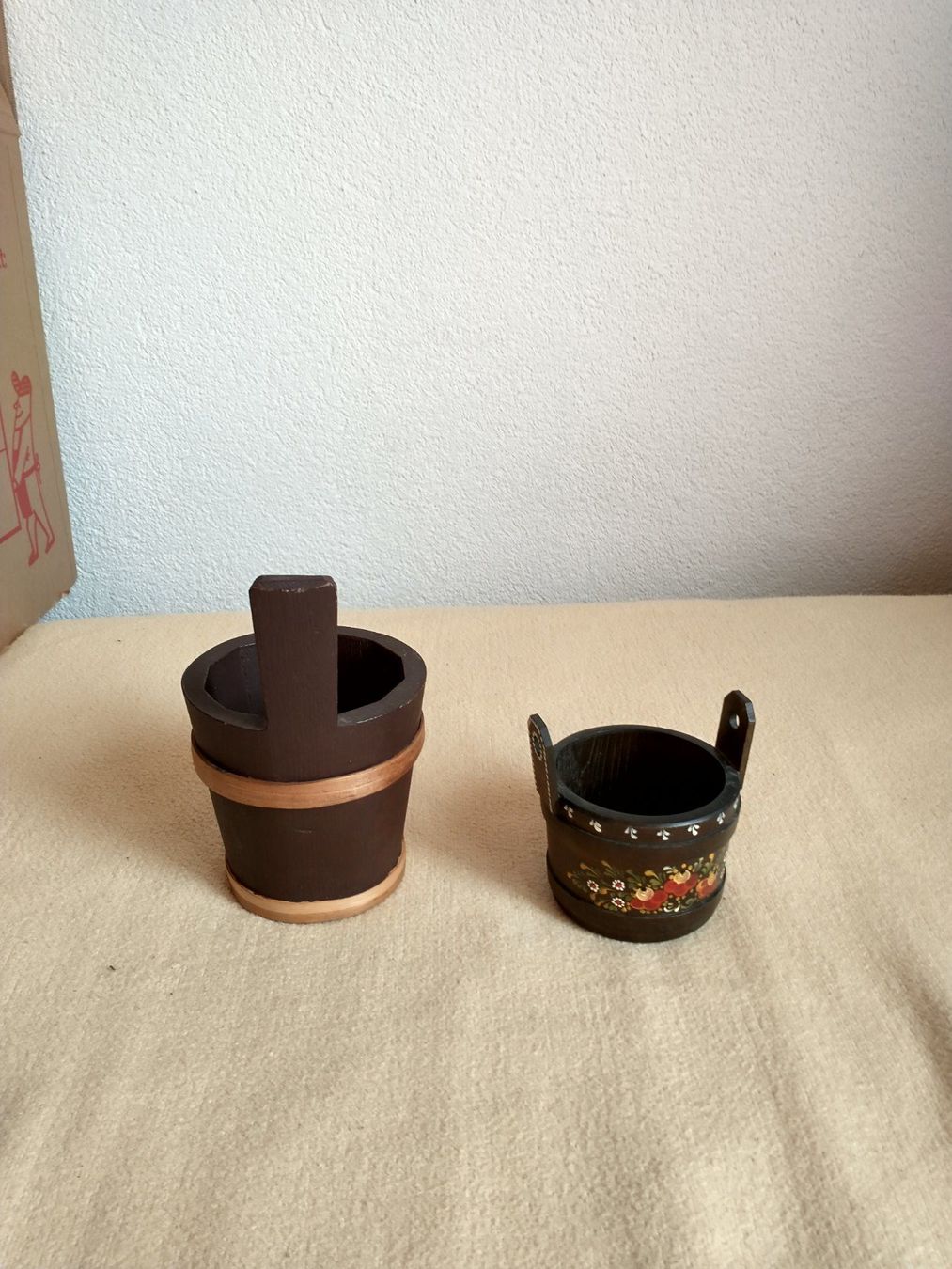 Toutes les décorations: 2 Holz Gefässe/Eimerli, handbemalt mit Blumenmuster – D'occasion à Löhningen par Chimae67 6