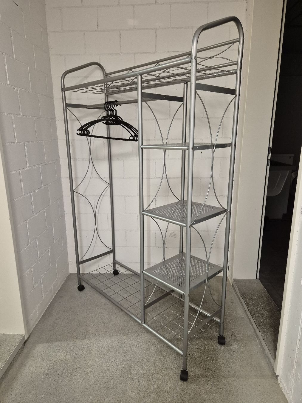 Guardaroba: Kleiderständer / Garderobe mit Rädern – Usato da Gisikon venduto da Spunk 2