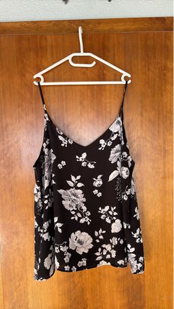 Débardeur à  bretelles motif floral noir 