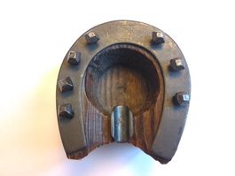 Aschenbecher in Hufeisenform aus Holz und Eisen
