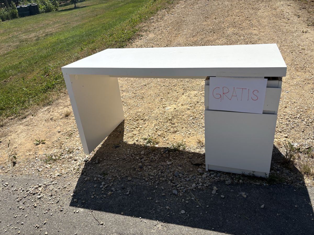 Ikea Scrivanie: Schreibtisch Gratis – Usato da Hellikon venduto da ind_m7n8