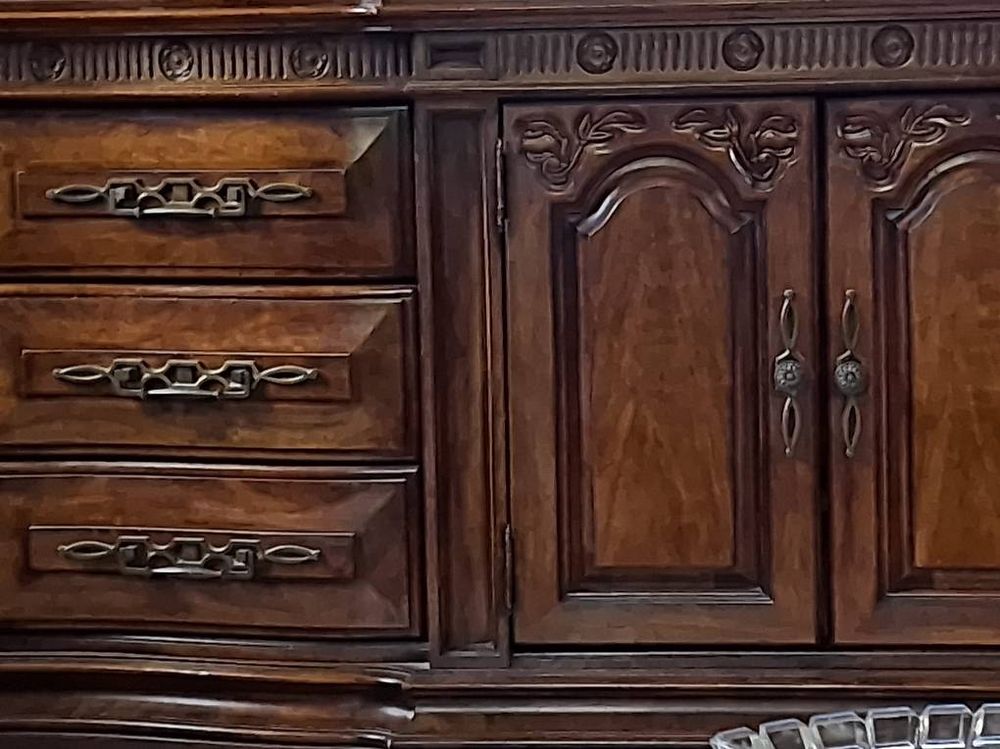 Buffets: Commode/ crédence- noyer massif -  – D'occasion à Enges par Guarajuba01 2