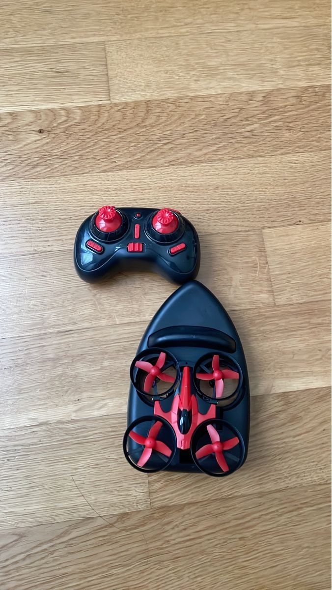 Giocattoli: Drone miniature rouge et noir avec télécommande – Usato da Genolier venduto da Tom0712 1