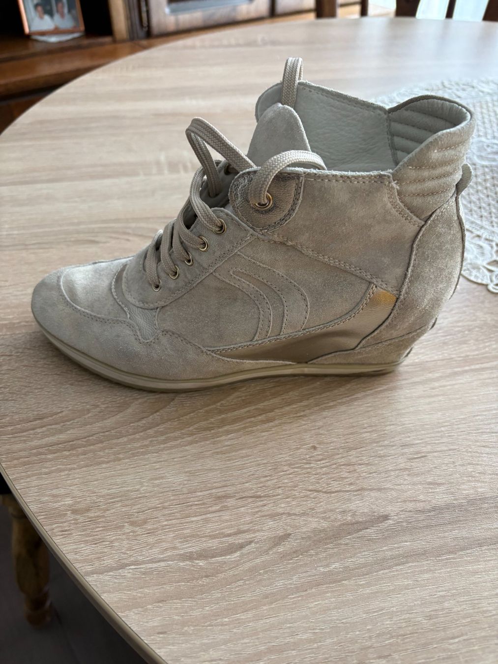 Geox Damenschuhe: Baskets compensées beige en cuir – Gebraucht aus Fully von feline01