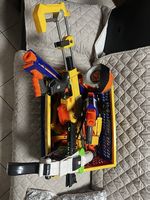 Diverse Nerf-Blaster und Munition