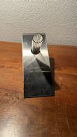 Vase mit mundgeblasenem gerippten Glas- in Edelstahlständer