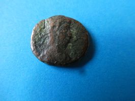uralte Bronzemünze Kopf nach rechts  14 mm     1.42 g