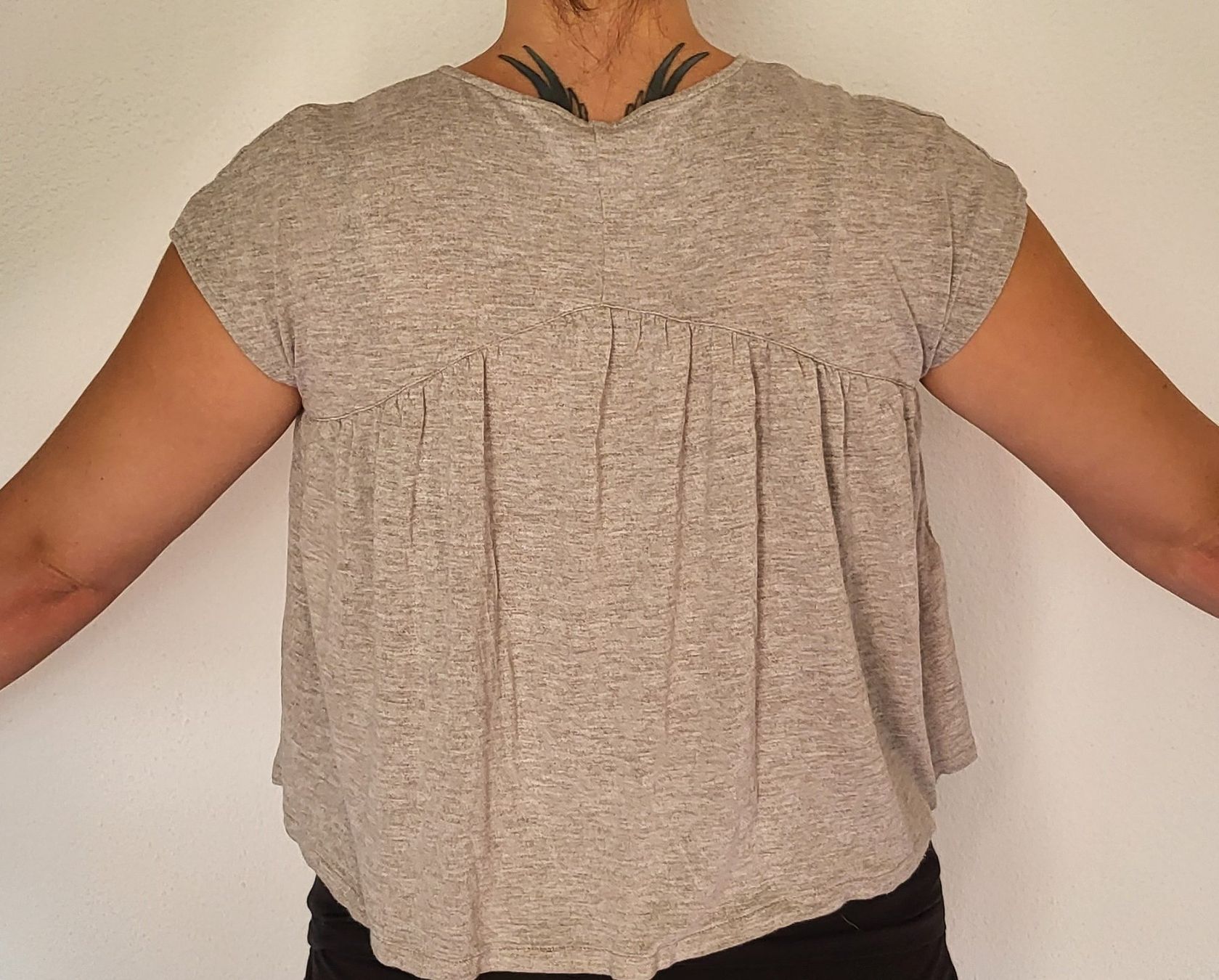 Mango T-shirt: Top Volants hellgrau Gr. S/M von Mango Suit – Usato da Au SG venduto da SElena89 4